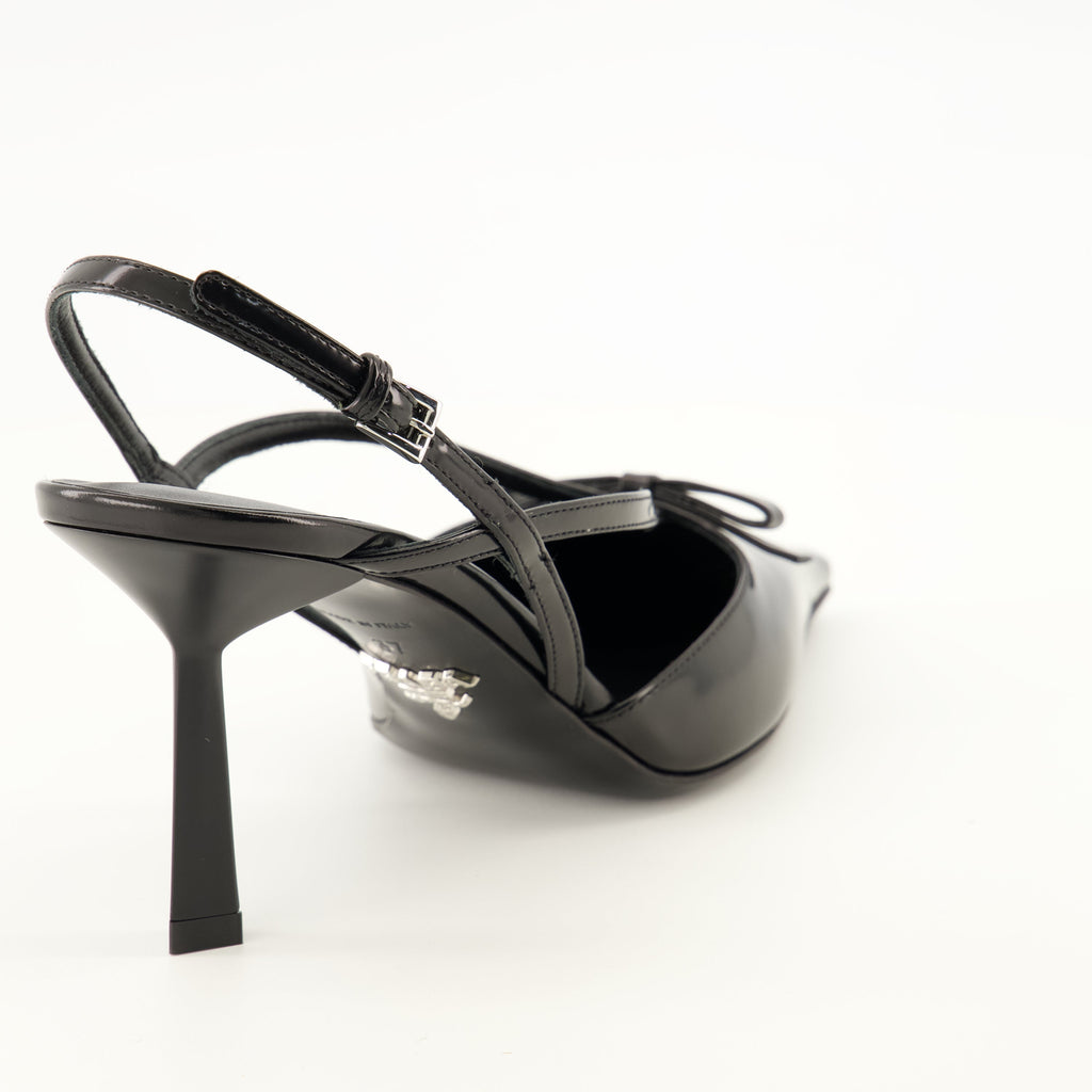 Schwarze Lederpumps mit Knöchelriemen