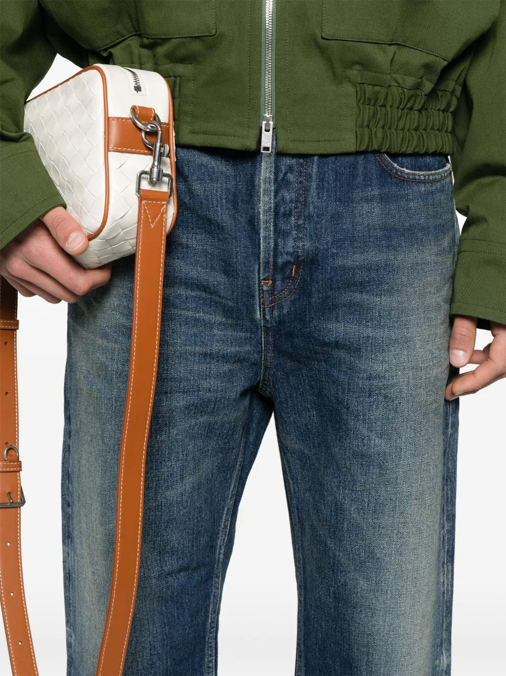 Immagine di jeans in denim a vita alta di Saint Laurent per uomini - Stagione Primavera-Estate 2025 - Dettaglio 7