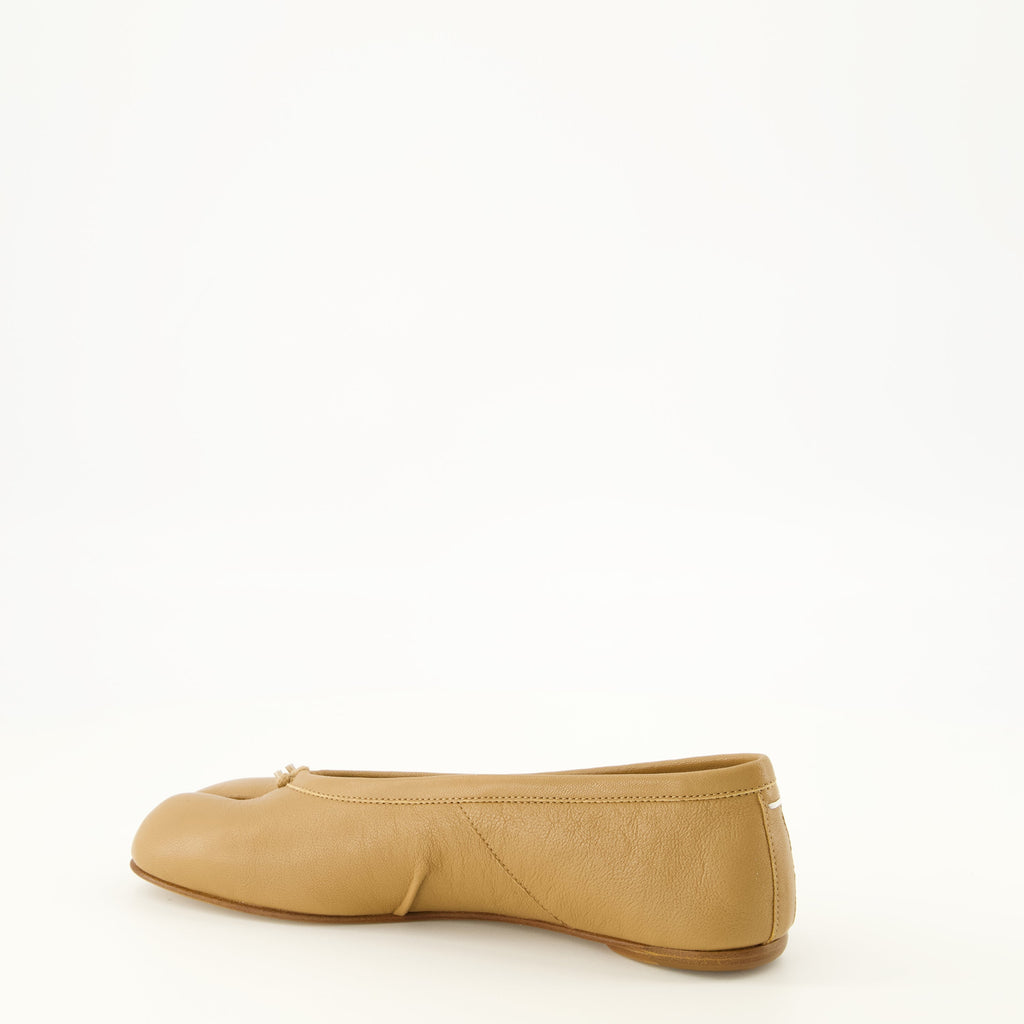 Tabi-Ballerinas aus Leder mit geteilter Zehenpartie