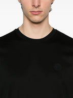 Imagen de la camiseta negra con logo vertical de Moncler para hombres - Temporada Primavera-Verano 2025 - Detalle 6