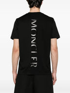 Imagen de la camiseta negra con logo vertical de Moncler para hombres - Temporada Primavera-Verano 2025 - Detalle 1