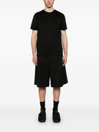 Imagen de la camiseta negra con logo vertical de Moncler para hombres - Temporada Primavera-Verano 2025 - Vista trasera