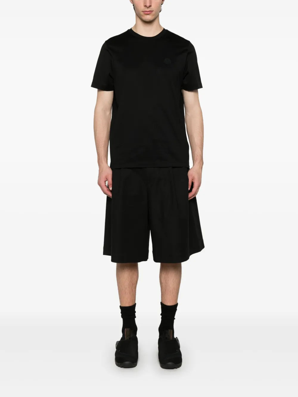 モンクレールのメンズ用バーチカルロゴブラックTシャツの画像 - シーズン春夏2025 - 後ろ側ビュー