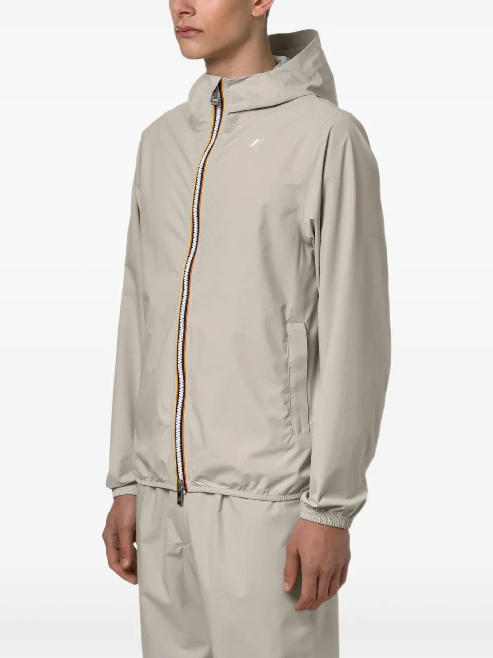 Imagen de chaqueta de nylon elástico gris de K-Way para hombres - Temporada Primavera-Verano 2024 - Vista de detalle 1