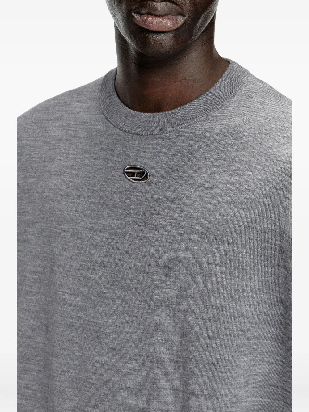 Imagen del suéter de punto K-Valiam de Diesel para hombres - Temporada Otoño-Invierno 2025 - Vista del modelo 5