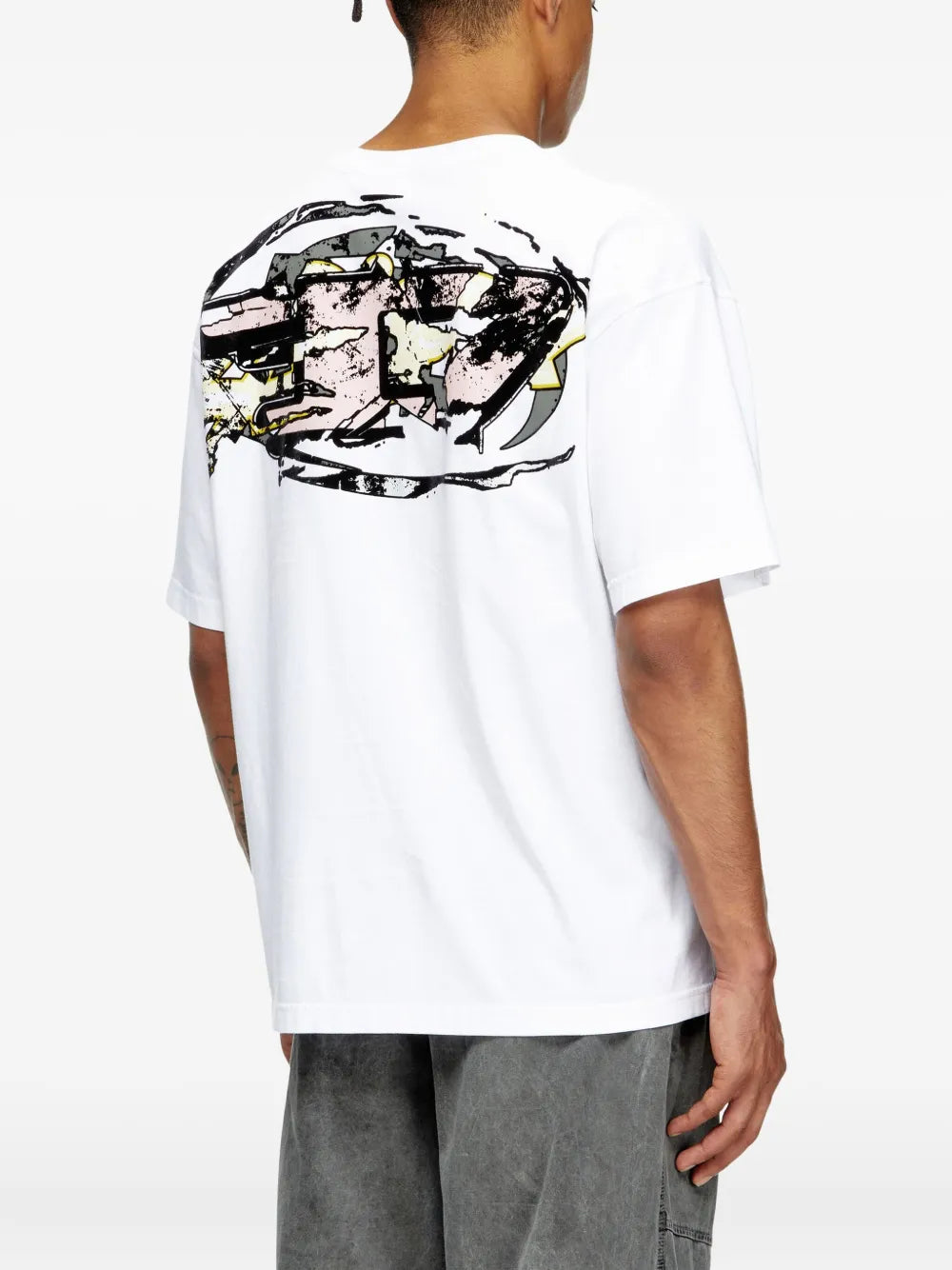 ディーゼルのメンズ用T-Box-T24 Tシャツの画像 - 2025年秋冬シーズン - モデルビュー 3