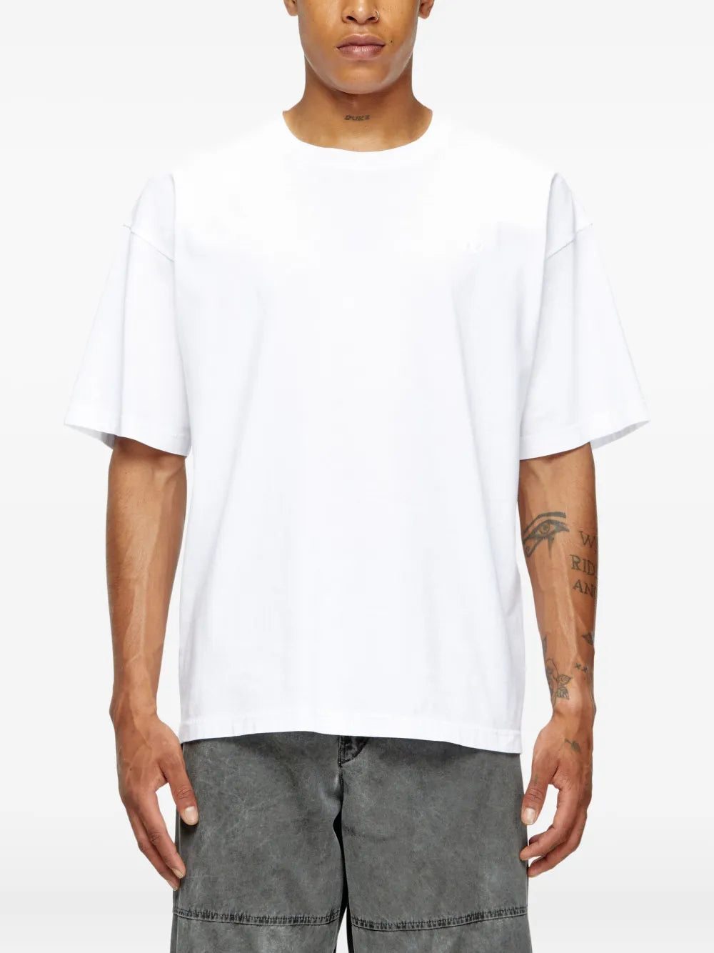 ディーゼルのメンズ用T-Box-T24 Tシャツの画像 - 2025年秋冬シーズン - モデルビュー 2