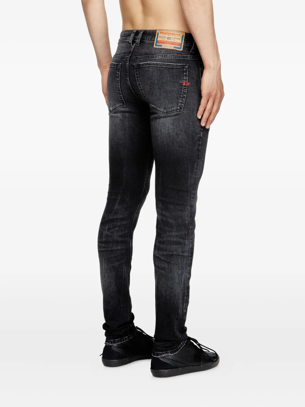 Image de Jean Sleenker 1979 par Diesel pour Hommes - Saison Automne-Hiver 2025 - Vue du modèle 3