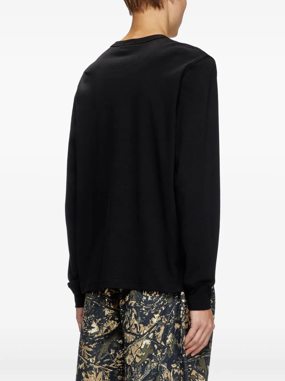 Imagen de la camiseta negra T-Adjust de Diesel para hombres - Temporada Otoño-Invierno 2025 - Vista del modelo 3