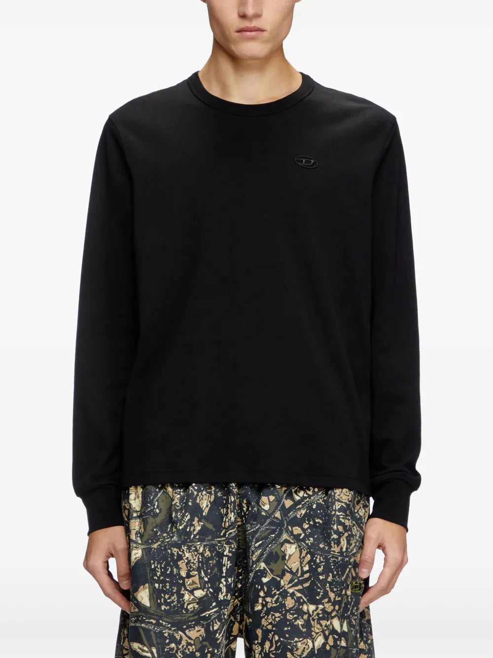 Imagen de la camiseta negra T-Adjust de Diesel para hombres - Temporada Otoño-Invierno 2025 - Vista del modelo 2