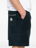 Imagen de pantalones cortos de rizo de algodón azul marino de Moncler para hombres - Temporada Primavera-Verano 2025 - Vista de detalle 7