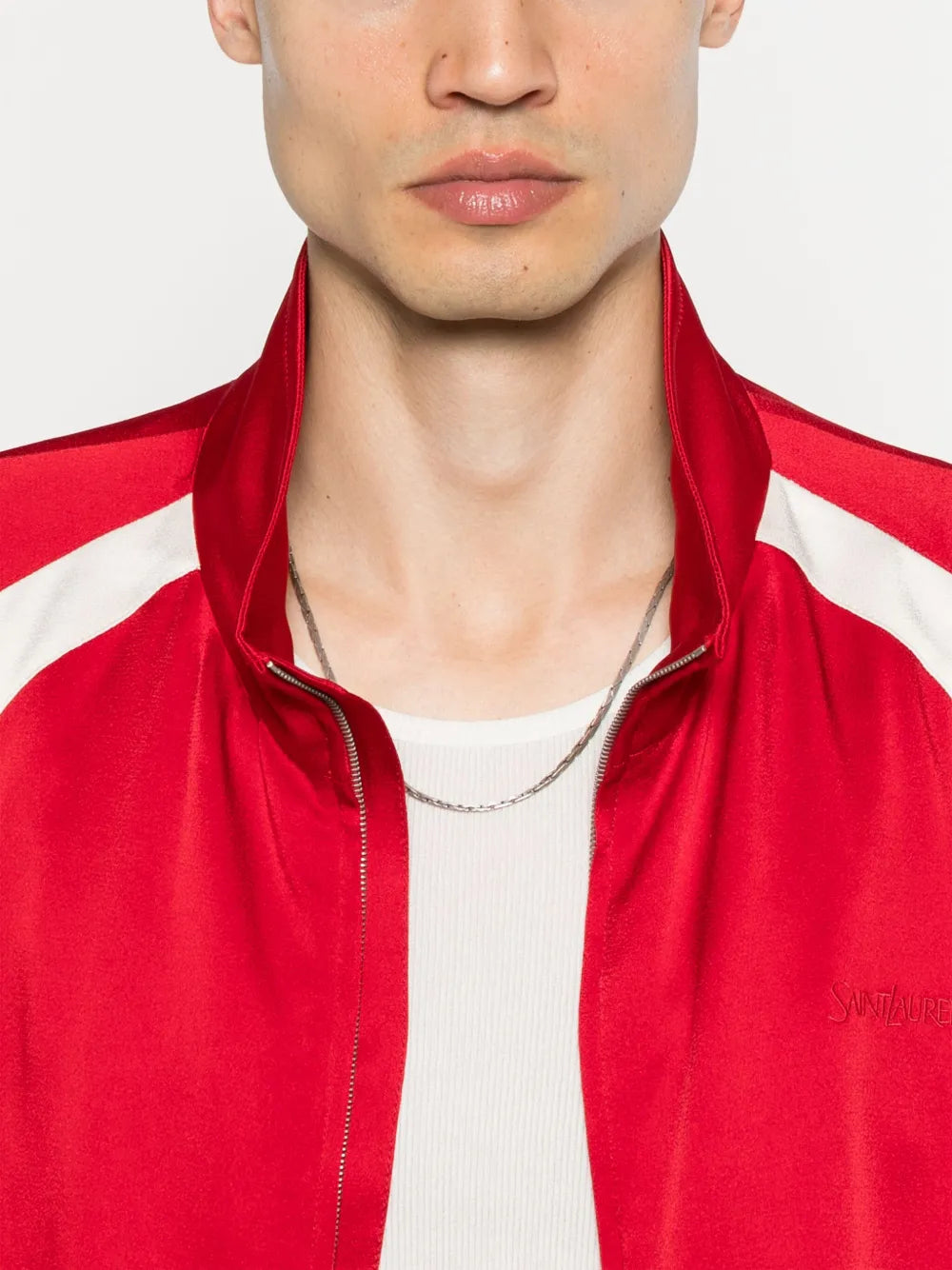 Imagen de la chaqueta teddy de satén rojo de Saint Laurent para hombres - Temporada Primavera-Verano 2025 - Vista de détail 7