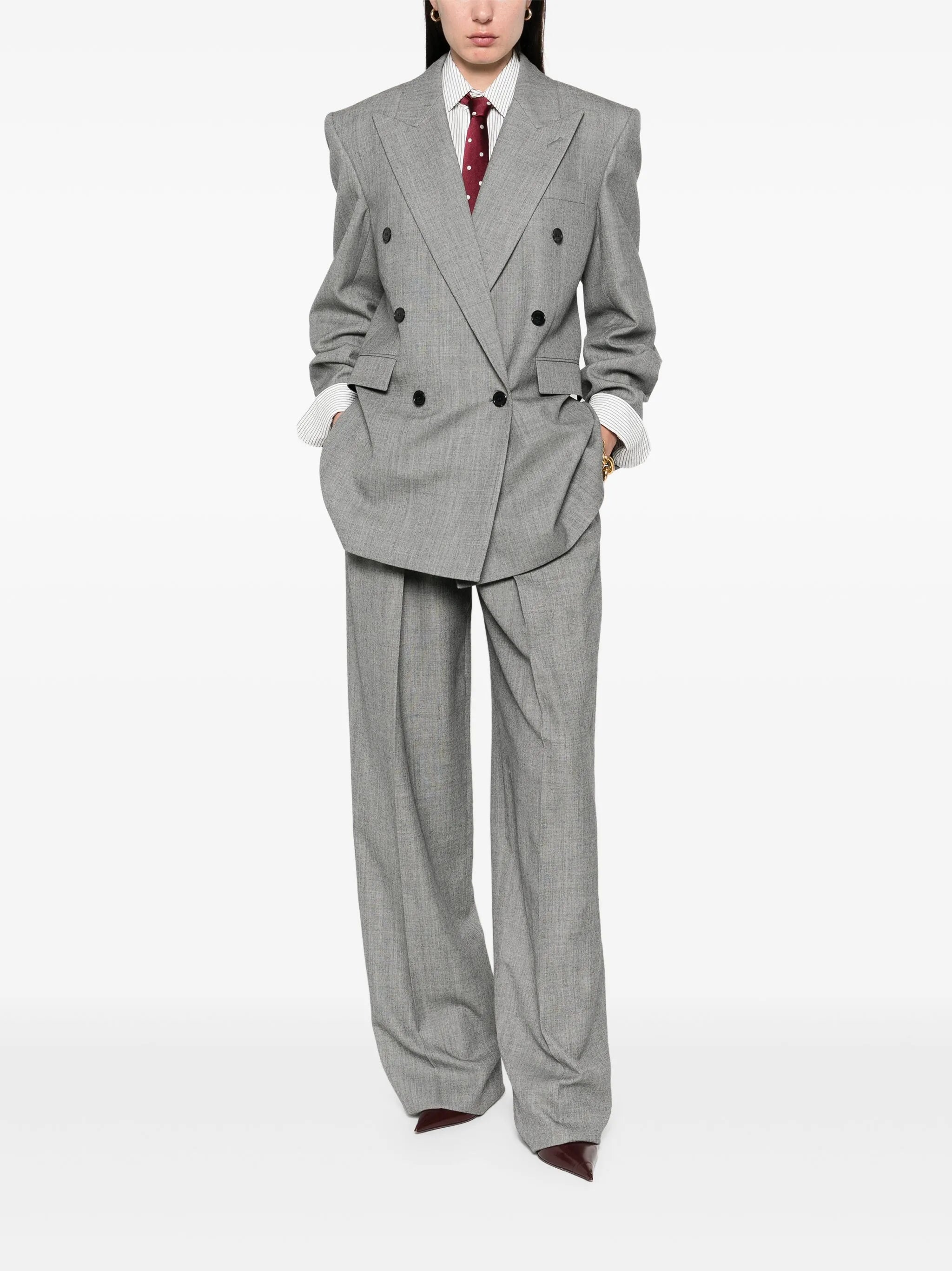 サン・ローランの女性用グレーウールブレザーの画像 - 2025年春夏シーズン - モデルビュー1