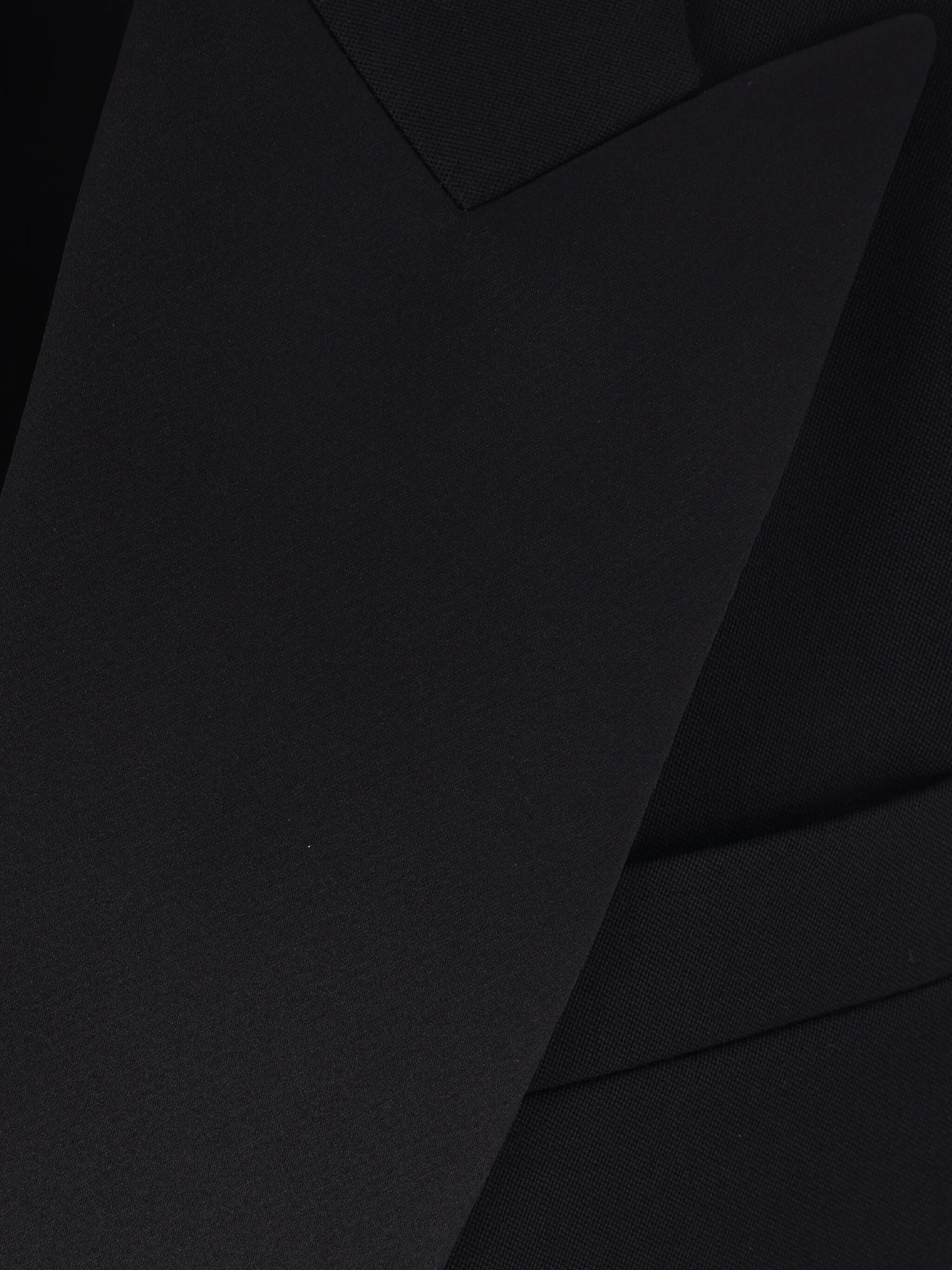 サンローランの女性用クラシックオーバーサイズブラックブレザーの画像 - シーズン春夏2025 - モデルビュー4