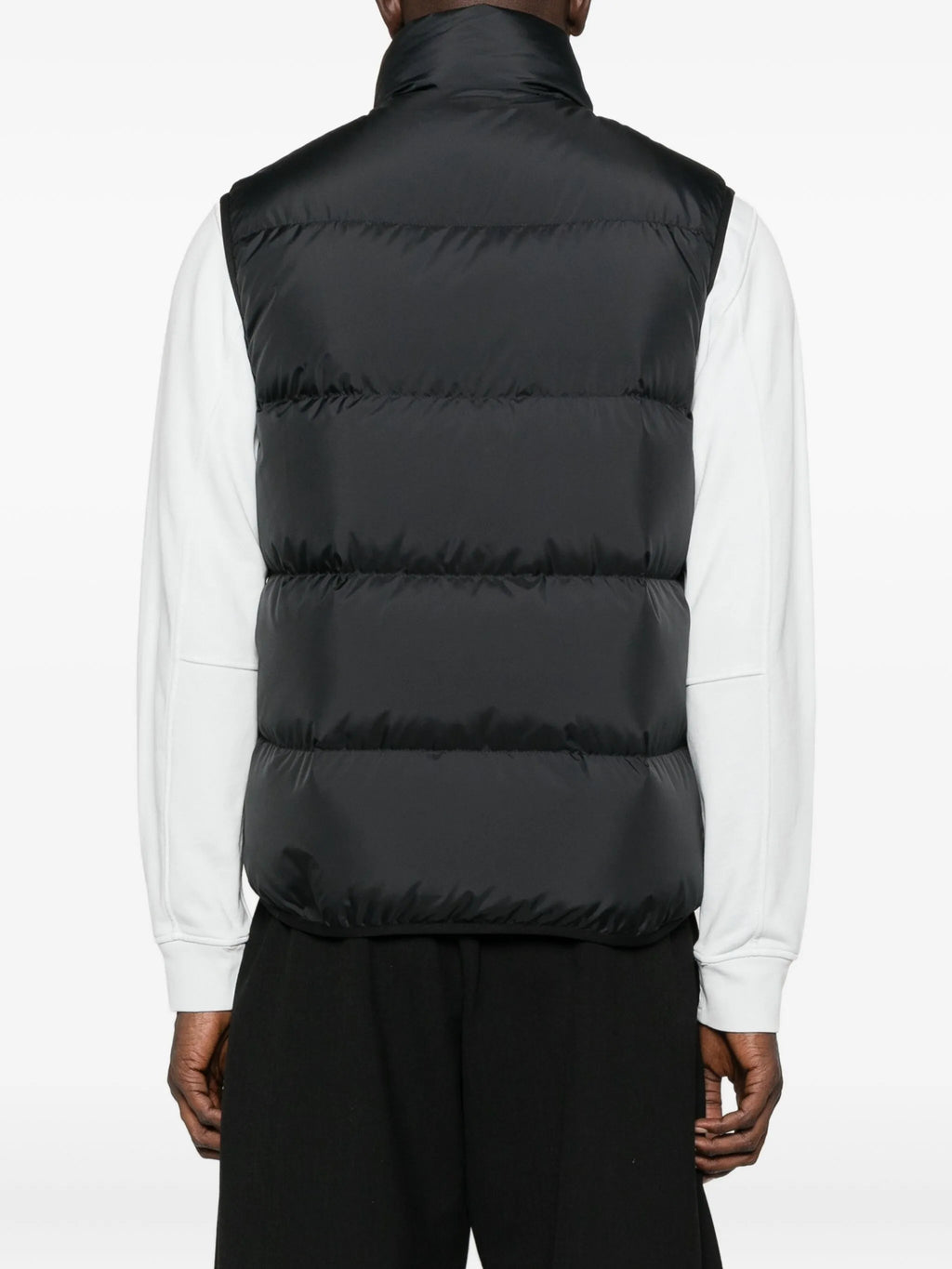 Image de la veste sans manches noire Gabas de Moncler pour hommes - Saison Automne-Hiver 2025 - Vue du modèle 3