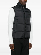 Immagine della giacca nera senza maniche Gabas di Moncler per uomo - Stagione Autunno-Inverno 2025 - Vista del modello 2