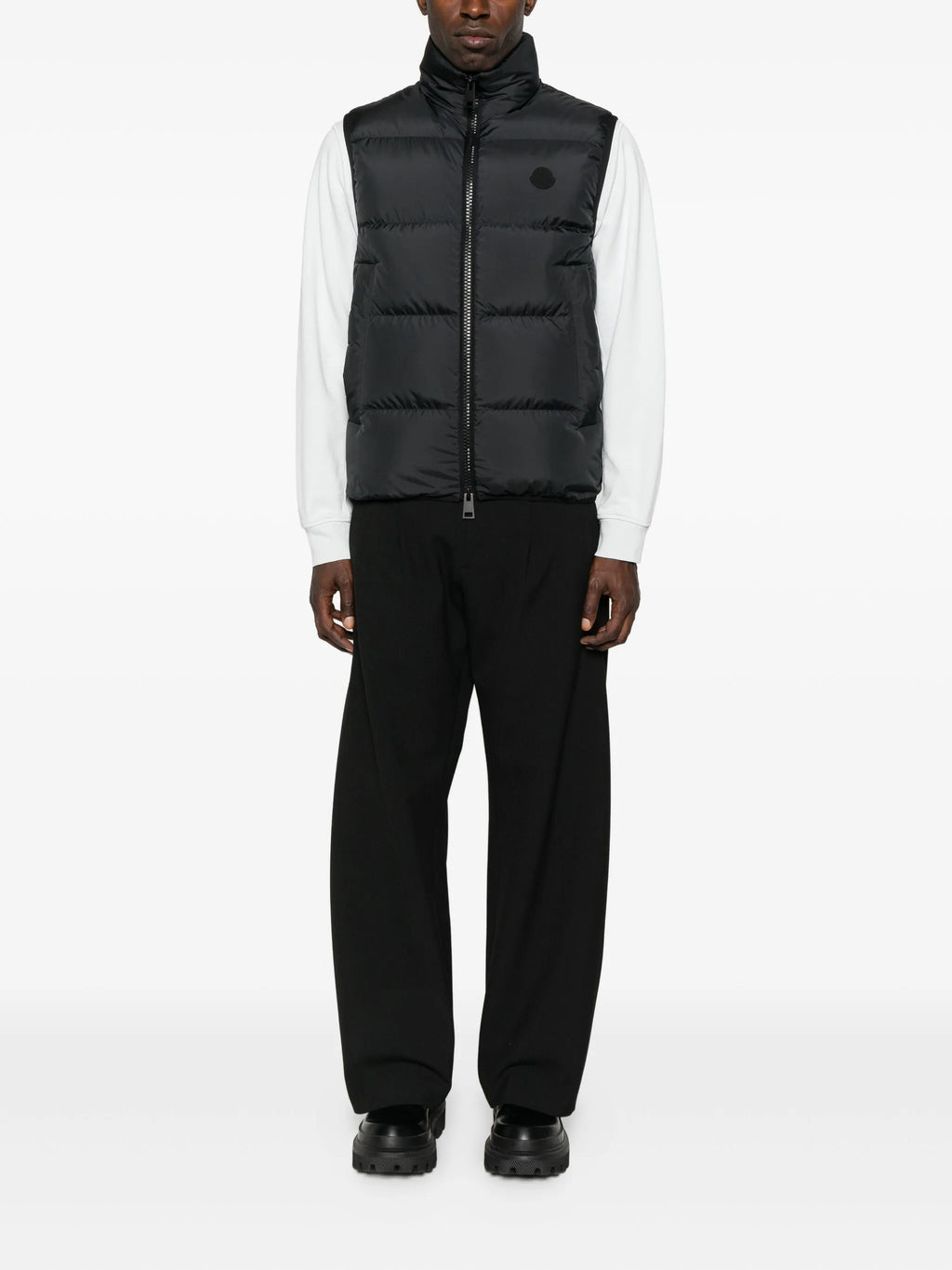 Image de la veste sans manches noire Gabas de Moncler pour hommes - Saison Automne-Hiver 2025 - Vue du modèle 1