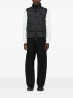 Immagine della giacca nera senza maniche Gabas di Moncler per uomo - Stagione Autunno-Inverno 2025 - Vista del modello 1