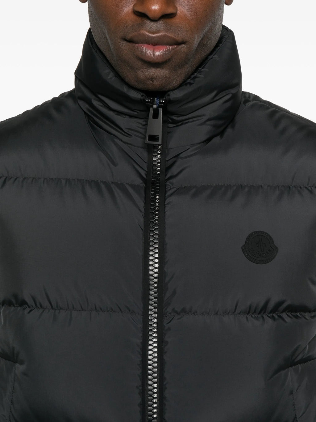 Image de la veste sans manches noire Gabas de Moncler pour hommes - Saison Automne-Hiver 2025 - Vue du modèle 4