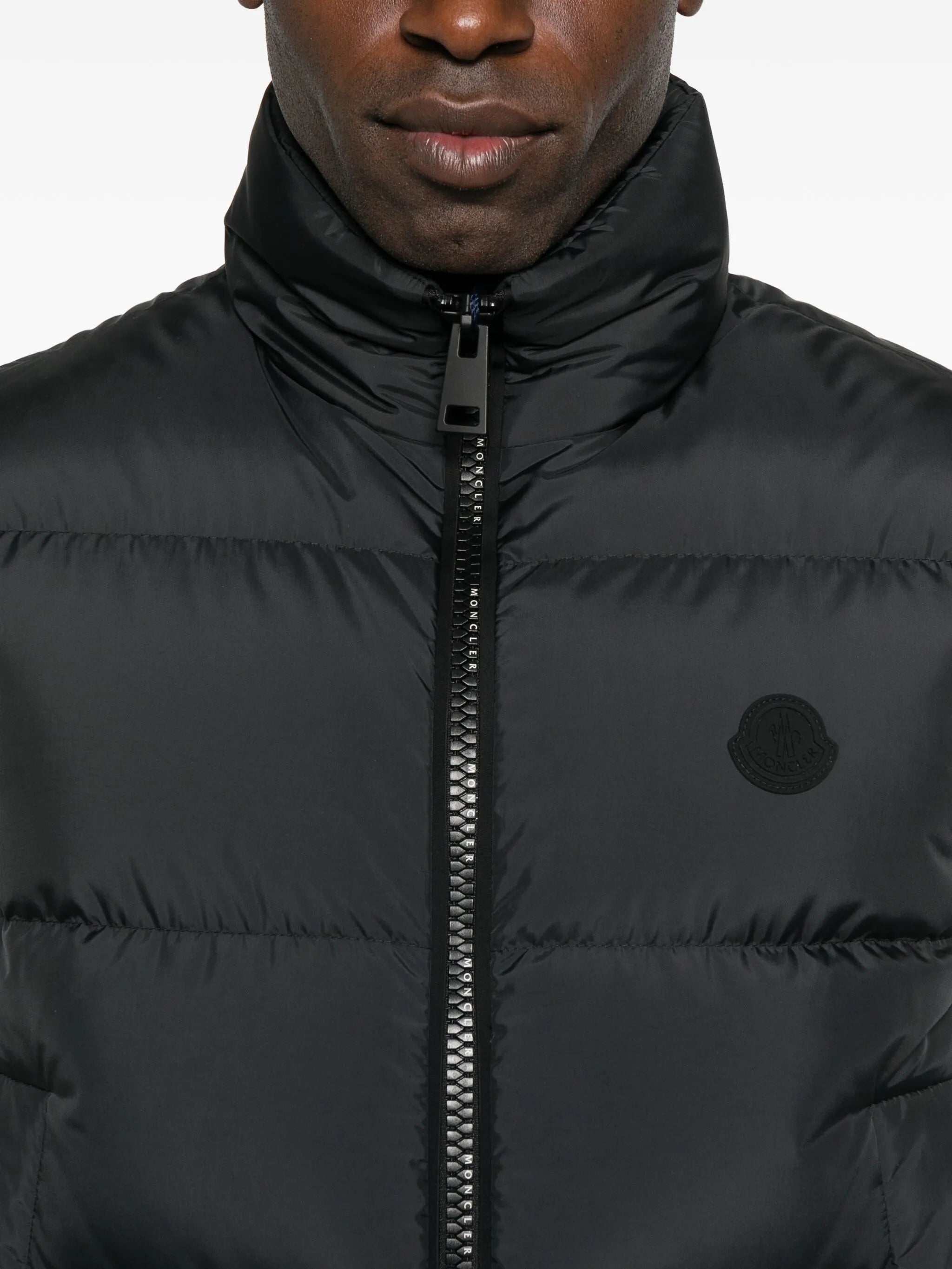 Image de la veste sans manches noire Gabas de Moncler pour hommes - Saison Automne-Hiver 2025 - Vue du modèle 4