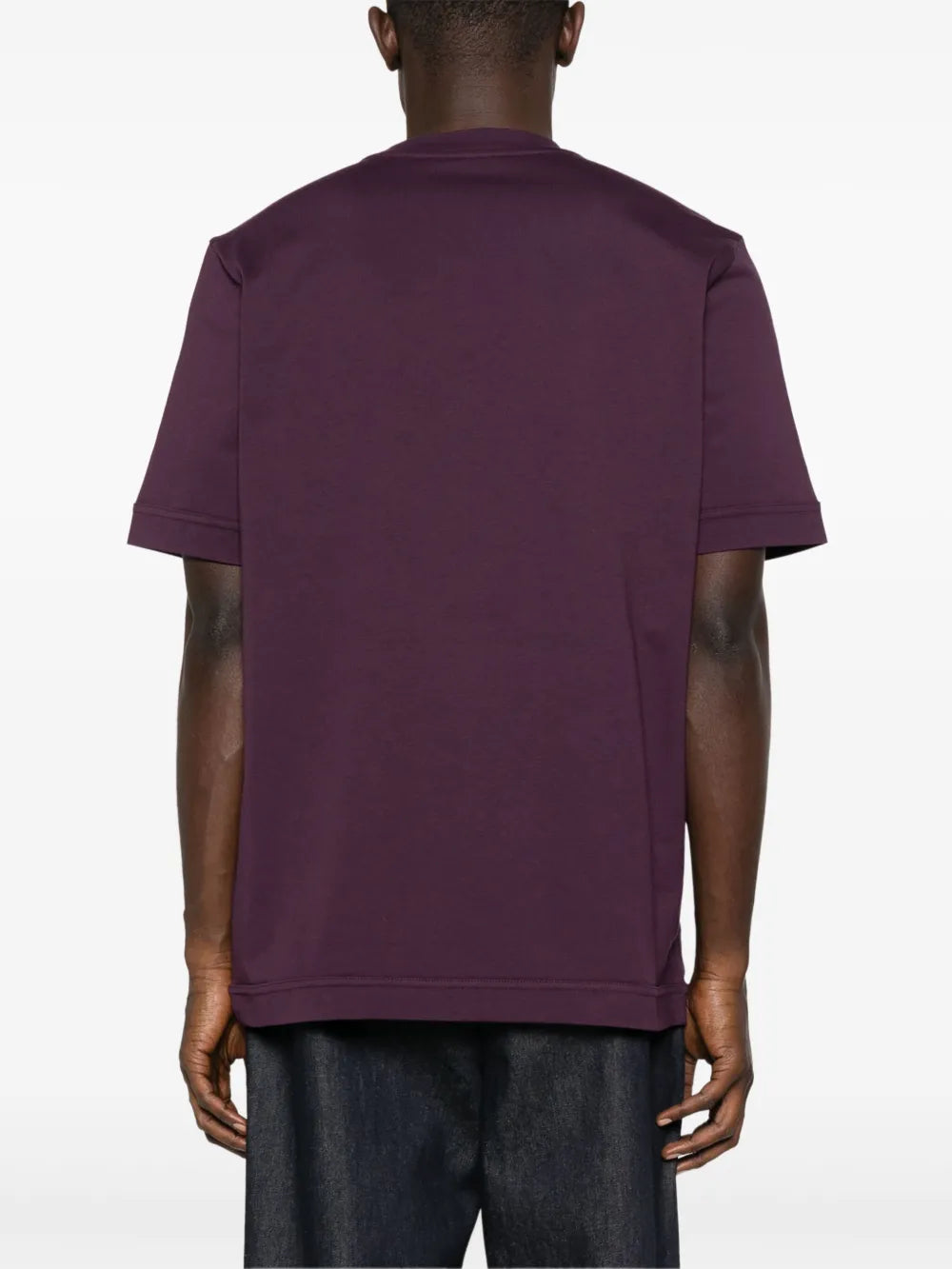 Image du T-shirt en cuir Bordeaux avec logo de Moncler pour hommes - Saison Automne-Hiver 2025 - Vue du modèle 2