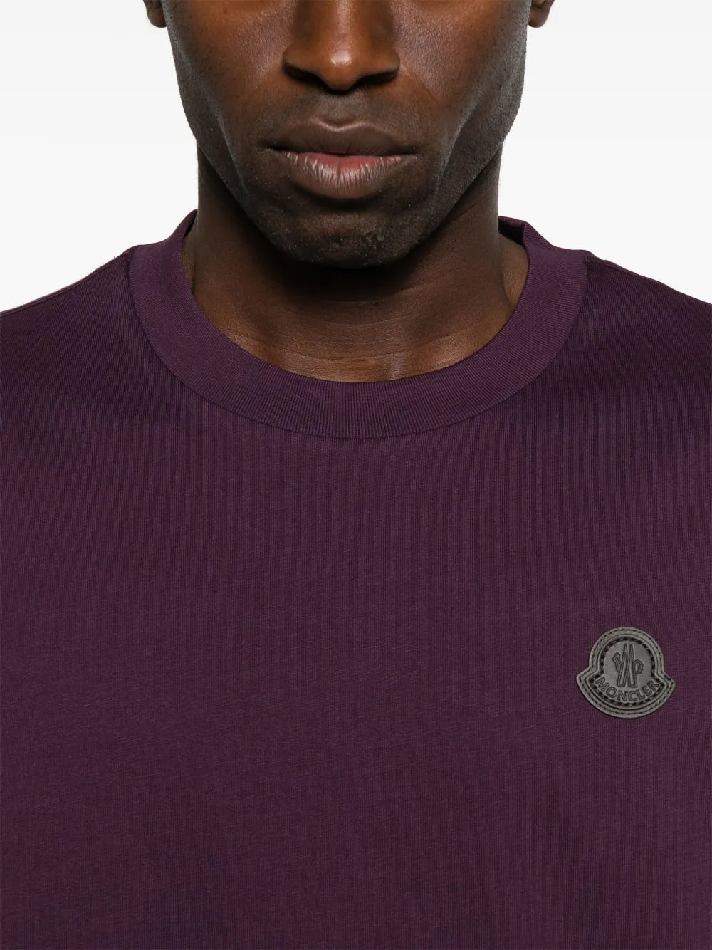 Image du T-shirt en cuir Bordeaux avec logo de Moncler pour hommes - Saison Automne-Hiver 2025 - Vue du modèle 3