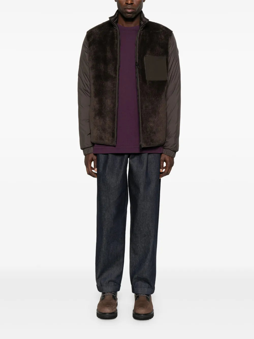 Image du T-shirt en cuir Bordeaux avec logo de Moncler pour hommes - Saison Automne-Hiver 2025 - Vue du modèle 1