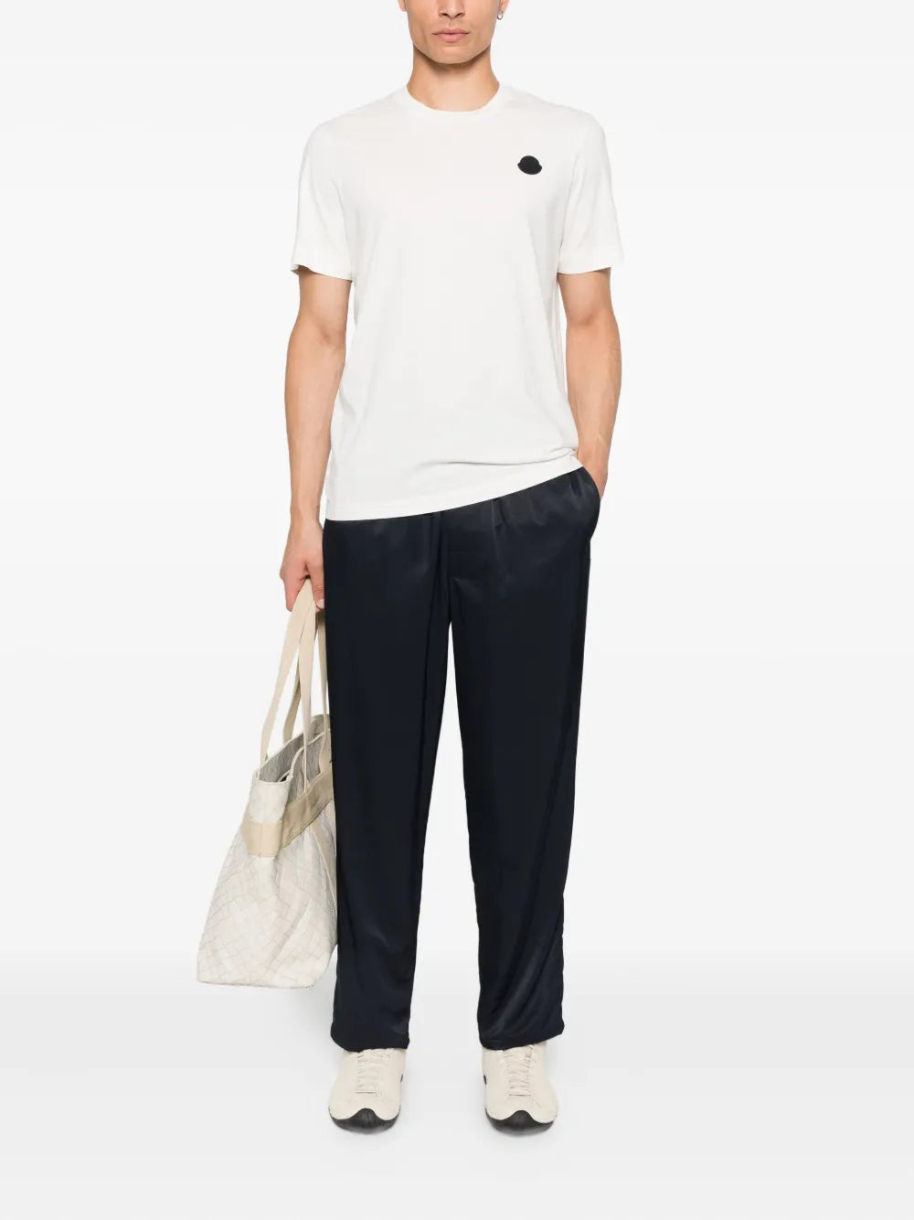 Image du T-shirt à logo blanc de Moncler pour hommes - Saison automne-hiver 2025 - Vue du modèle 1