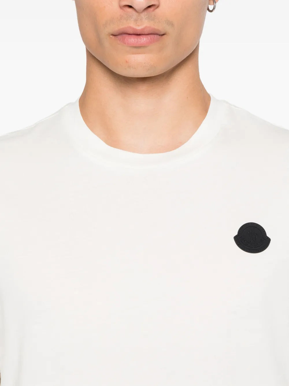 Image du T-shirt à logo blanc de Moncler pour hommes - Saison automne-hiver 2025 - Vue du modèle 3