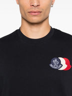 モンクレールのメンズ用トリコロールロゴTシャツの画像 - 2025年秋冬シーズン - モデルビュー3