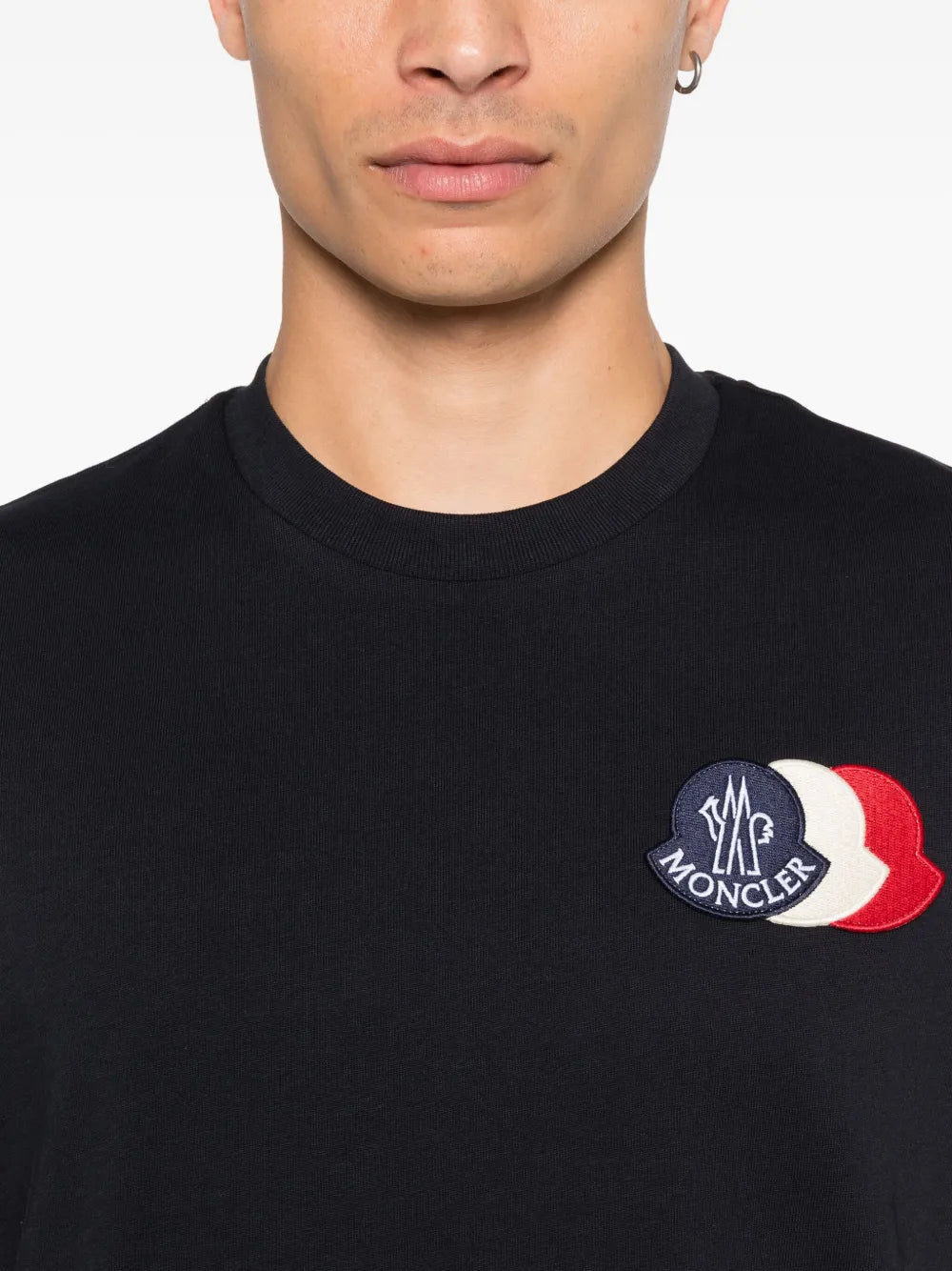 モンクレールのメンズ用トリコロールロゴTシャツの画像 - 2025年秋冬シーズン - モデルビュー3
