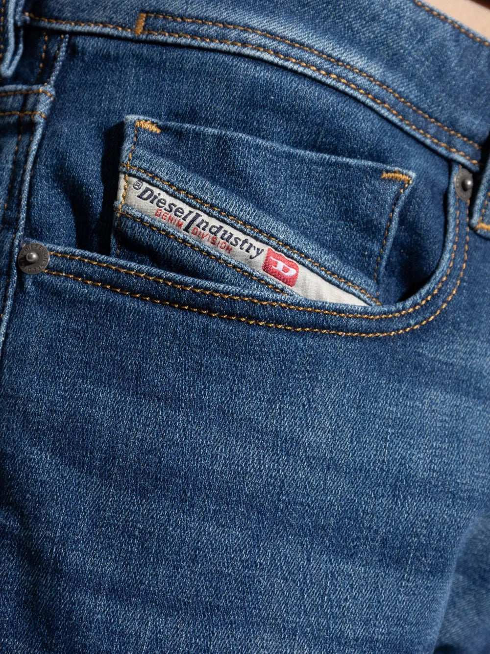 Imagen de Jean Sleenker de Diesel para Hombres - Temporada Otoño-Invierno 2025 - Vista del modelo 4