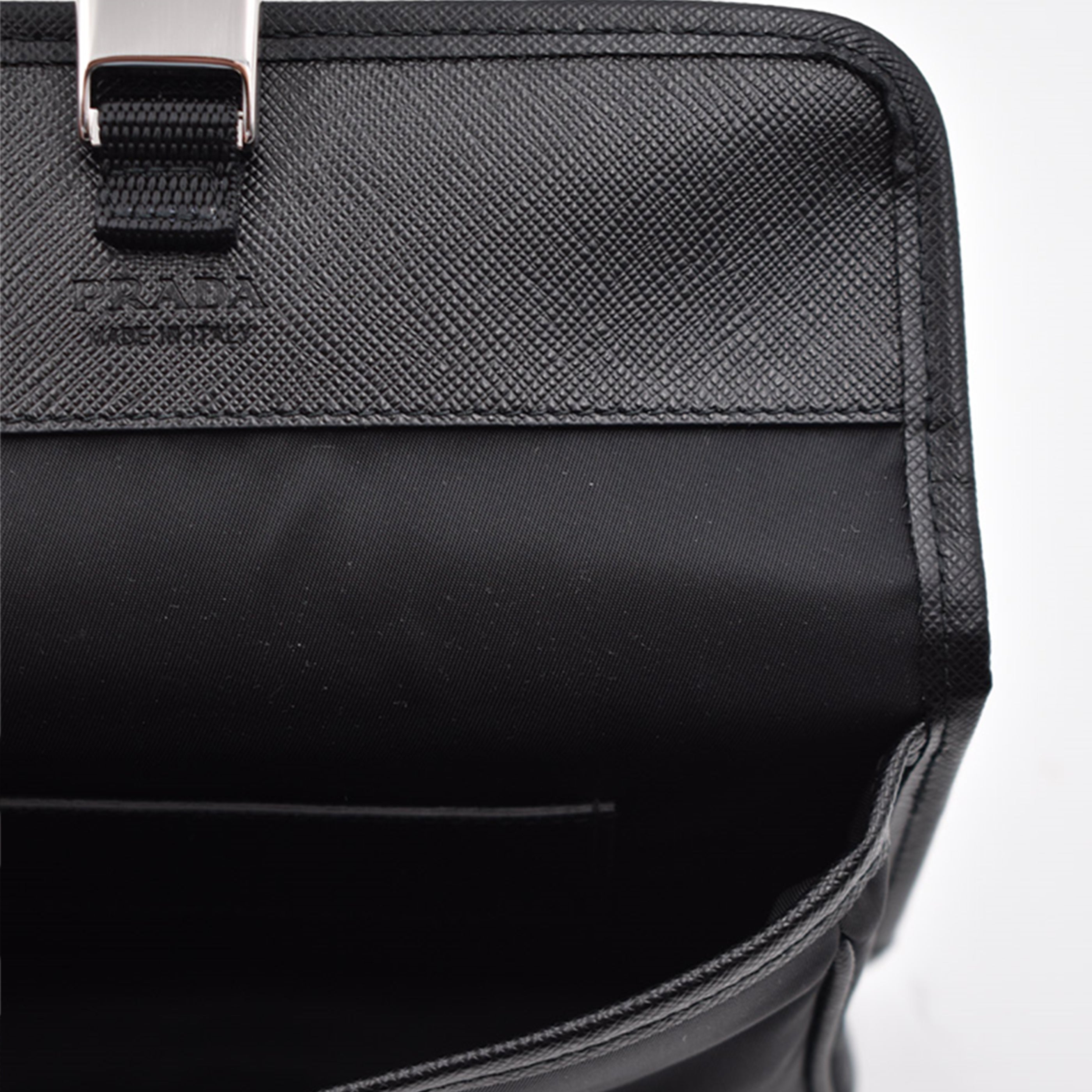 Mini Pouch aus Re-Nylon und schwarzem Leder