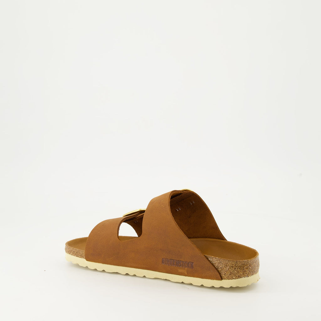 Image des sandales en cuir Arizona Big Buckle de Birkenstock pour femmes - Saison Automne-Hiver 2024 - Vue arrière droite en trois quarts