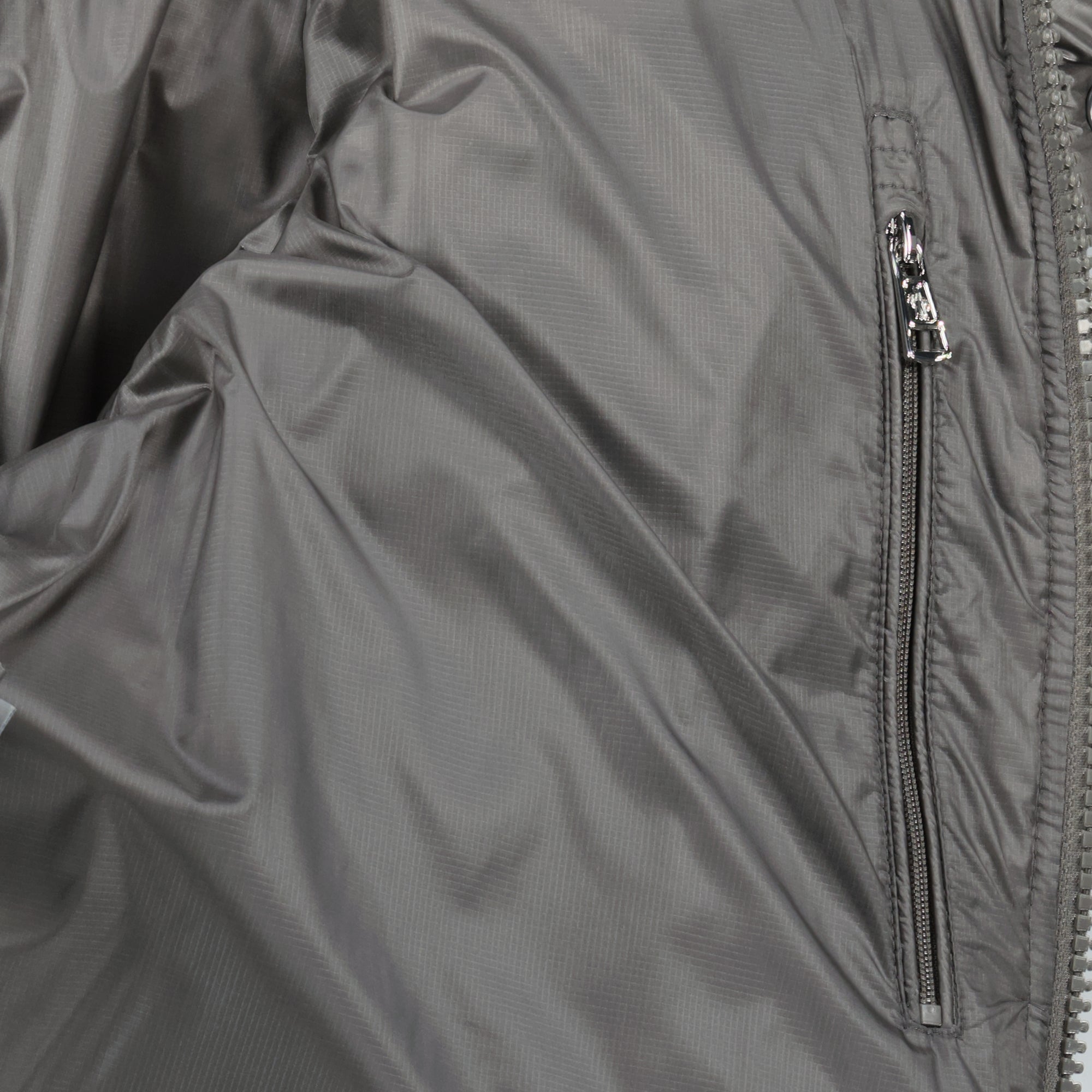 Image de la doudoune grise Couyere par Moncler pour hommes - Saison Automne-Hiver 2025 - Détails du produit vue 3