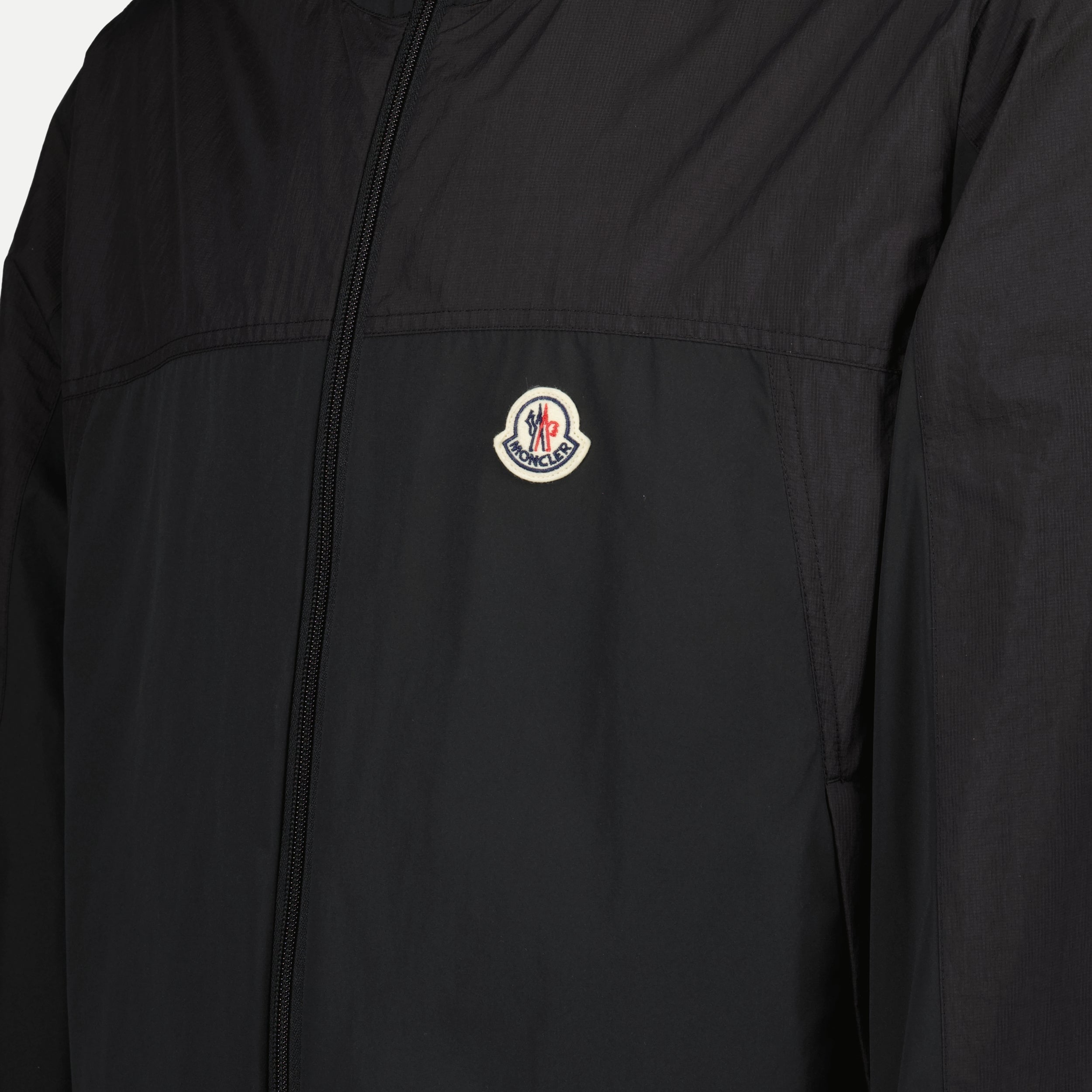 Imagem da jaqueta preta Kona da Moncler para unissexo - Temporada Outono-Inverno 2024 - Detalhe Vista 1