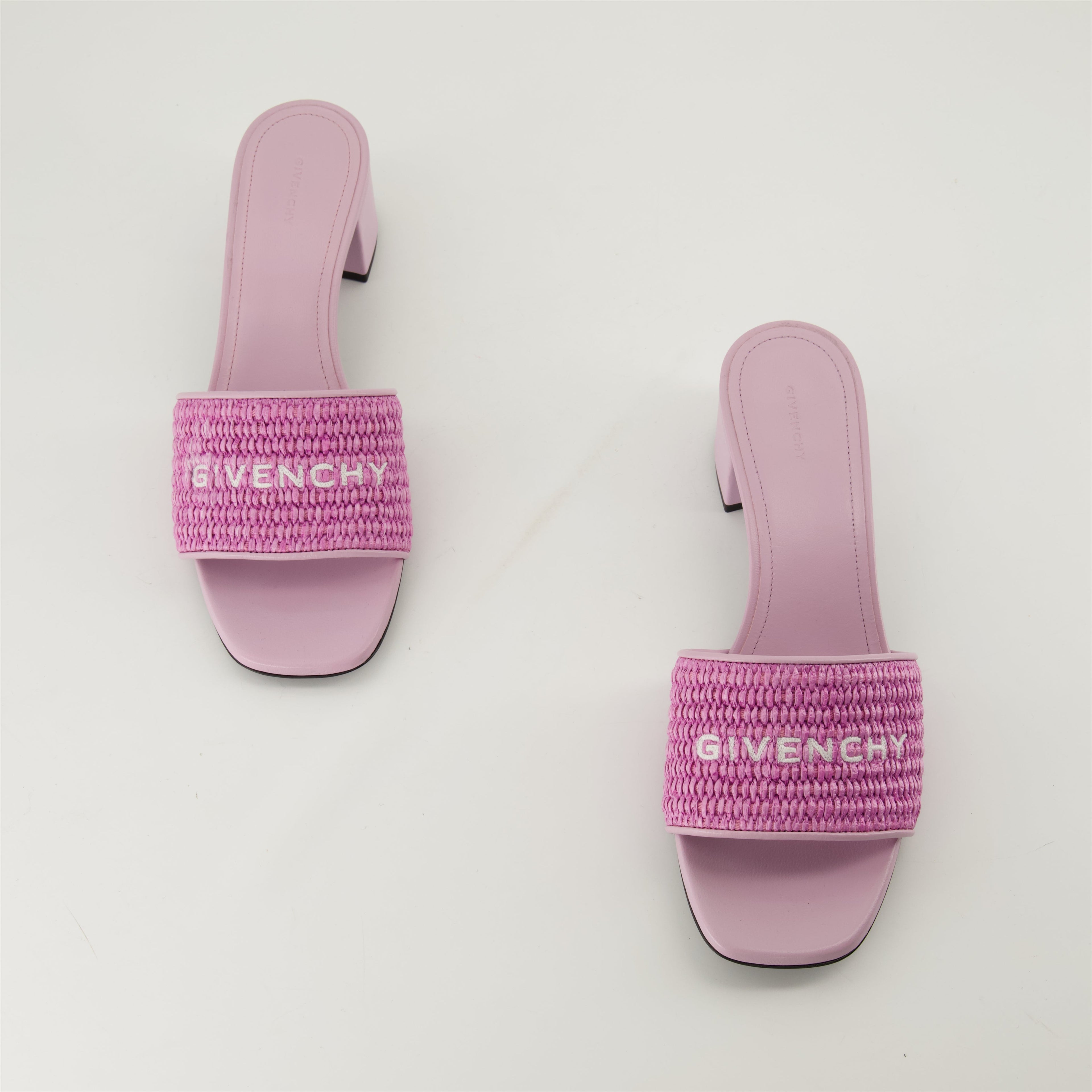 여성을 위한 Givenchy의 오픈 스퀘어 토 바이올렛 라피아 4G 뮬 이미지 - 시즌 봄-여름 2025 - 제품 상세 보기 5