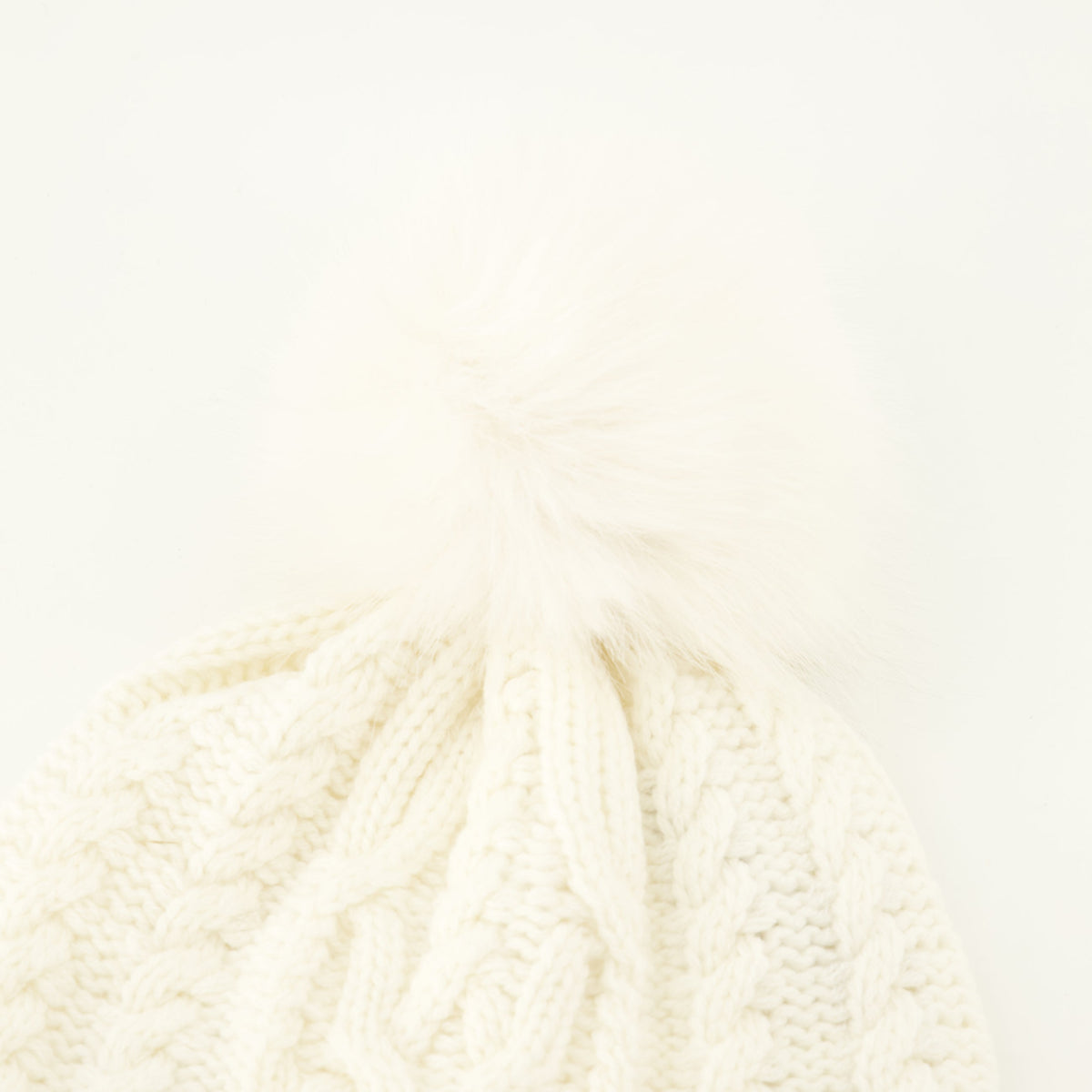 Berretto bianco in cashmere a trecce