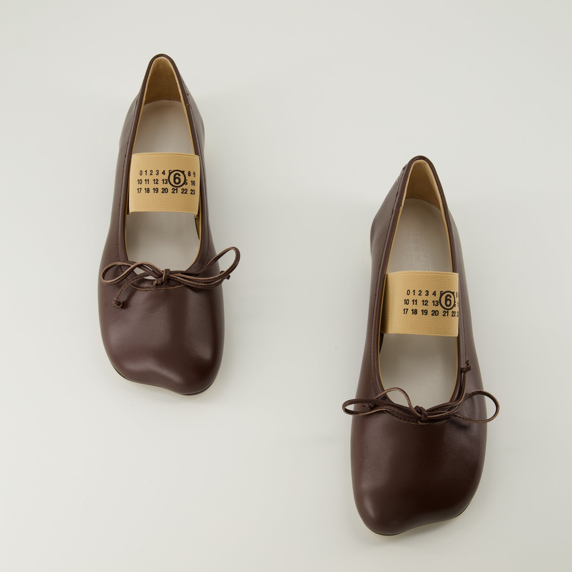 Imagen de las bailarinas numéricas anatómicas de Mm6 para mujeres - Temporada Primavera-Verano 2026 - Vista superior par