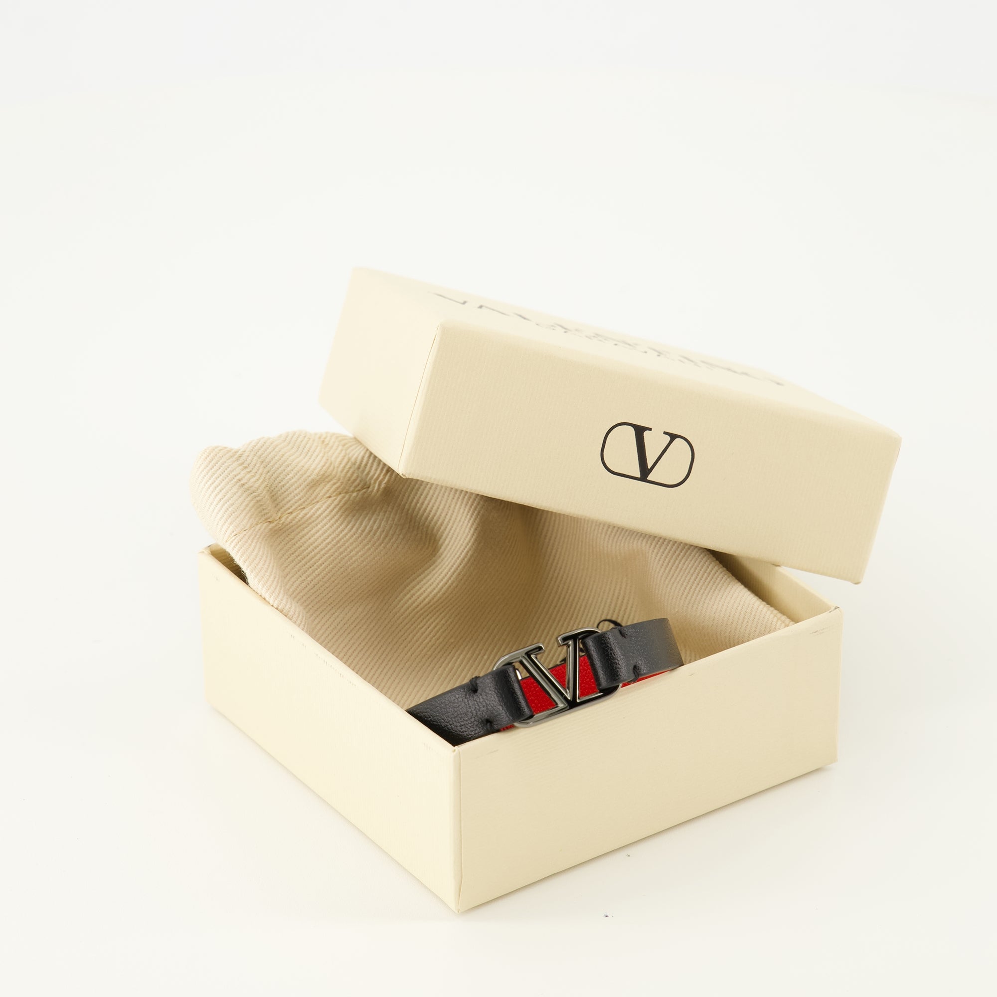 Image of Vlogo Black Bracelet by Valentino Garavani for Men - Season Spring-Summer 2026 - Detail View 2