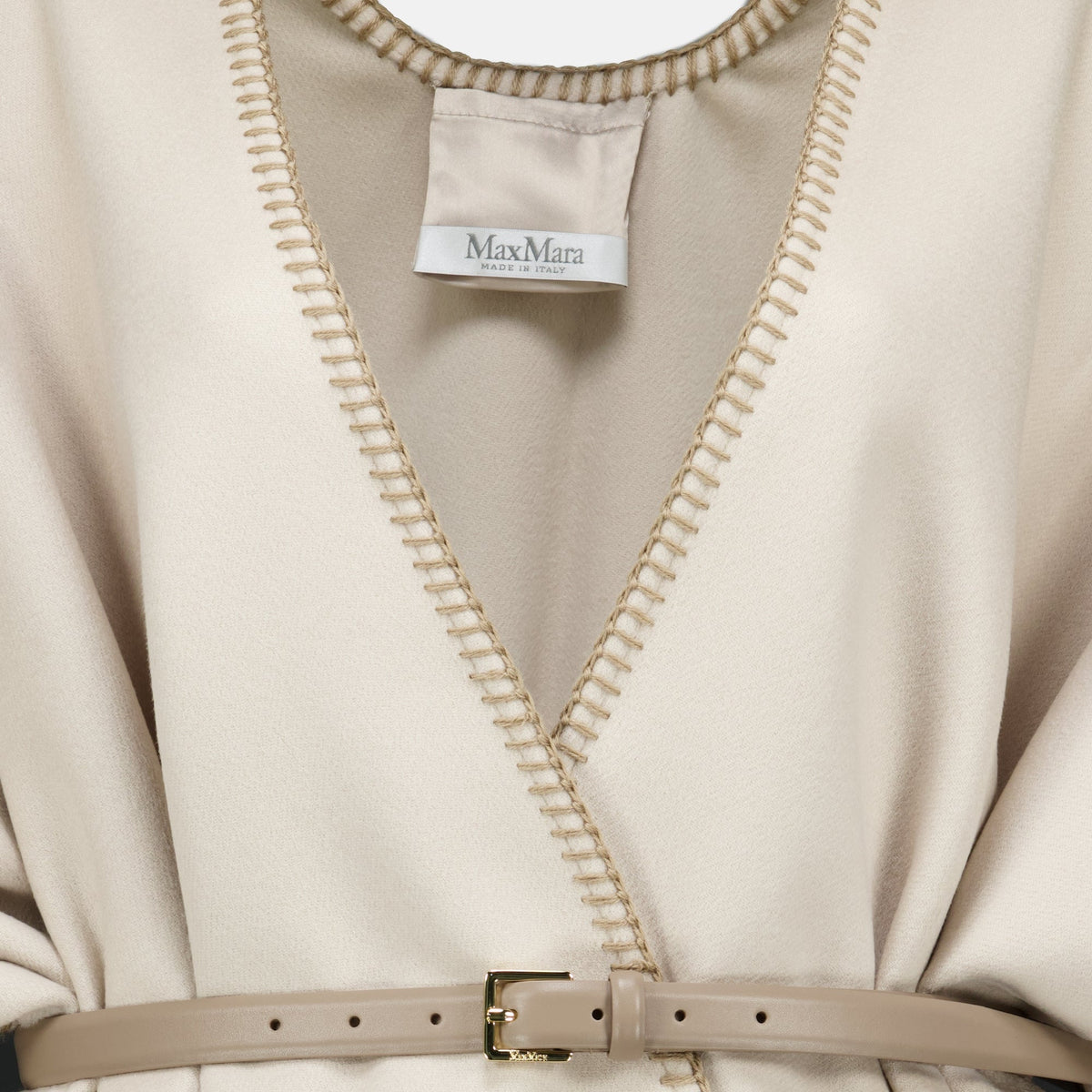 Beige ullkappe med belte