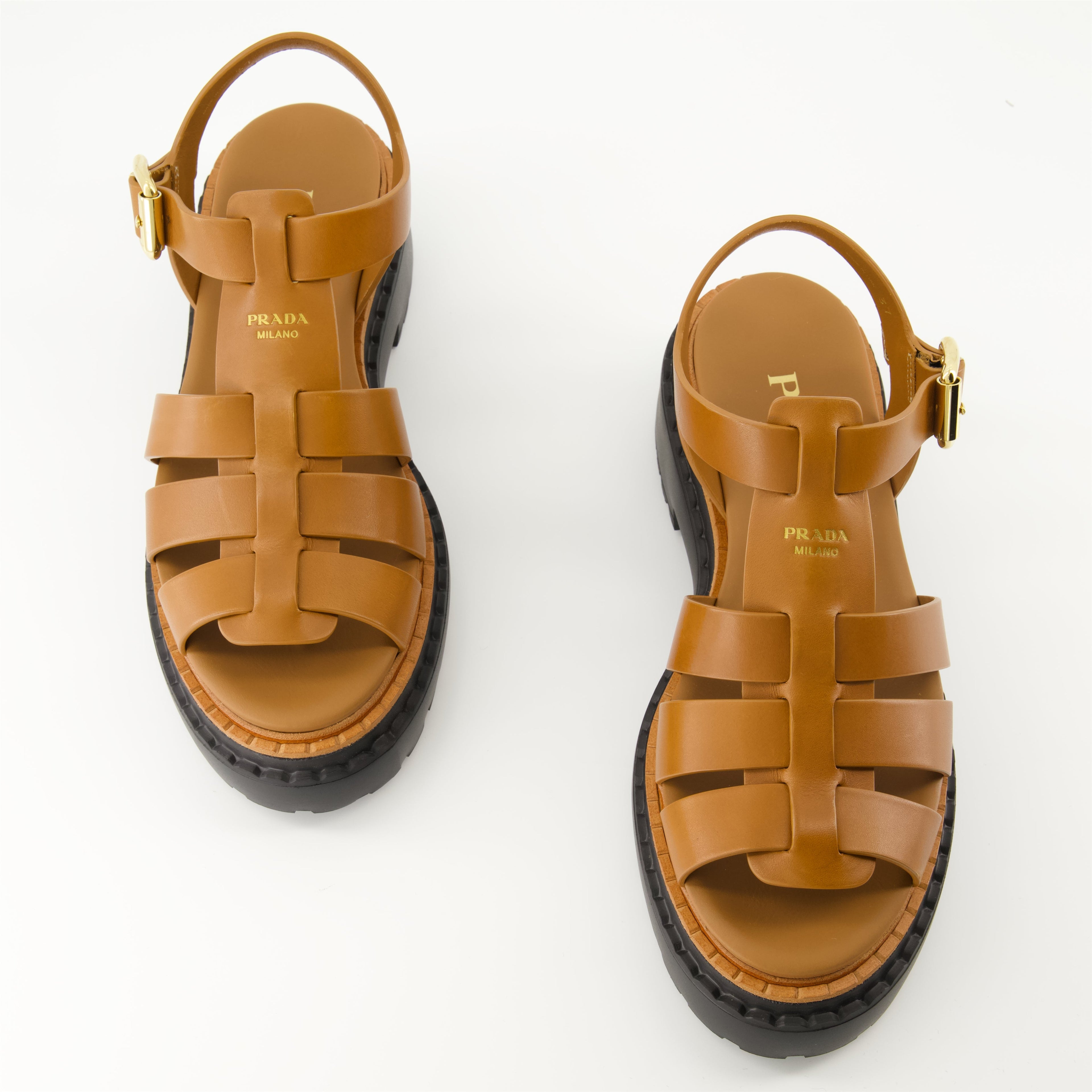 Imagen de sandalias de cuero marrón de Prada para mujeres - Temporada Primavera-Verano 2025 - Vista superior do par