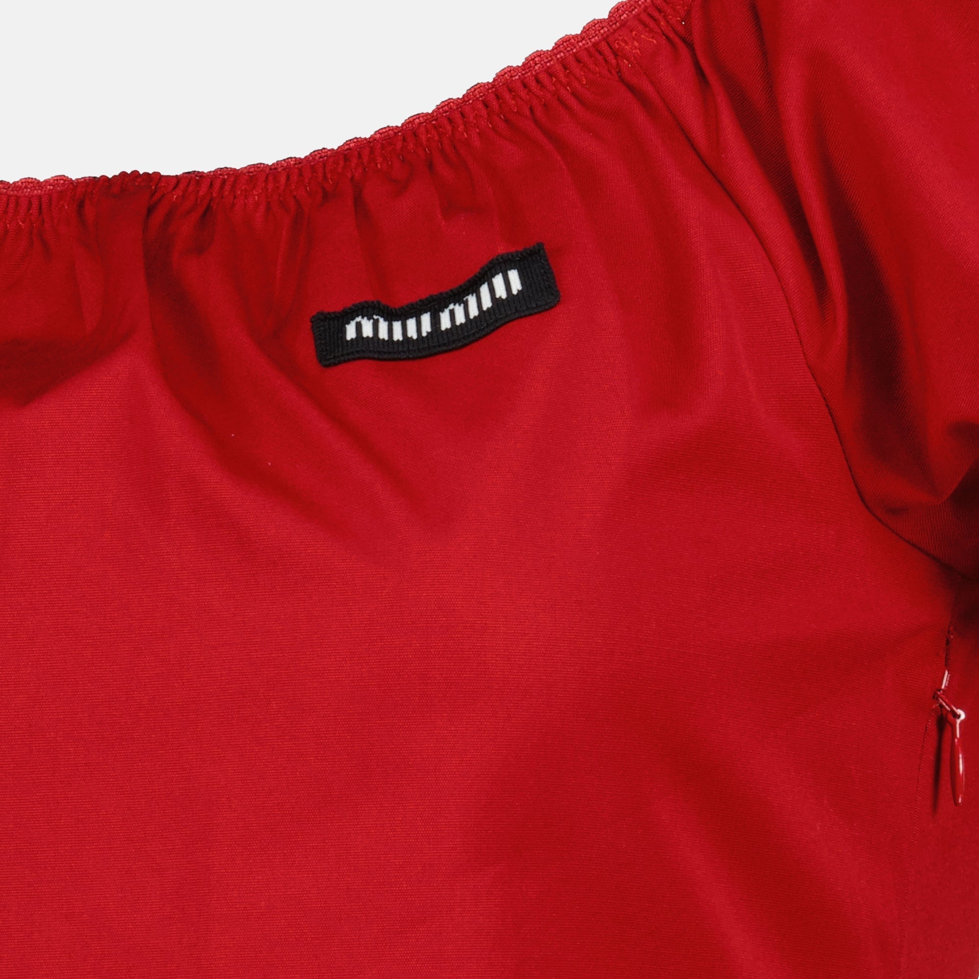 Imagen de un vestido de gabardina roja de Miu Miu para mujeres - Temporada primavera-verano 2026 - Vista de detalle 1