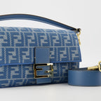 Imagen de bolsa baguette con efecto de denim de Fendi para mujeres - Temporada Primavera-Verano 2025 - Vista de detalle 1
