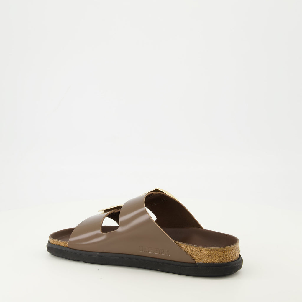 Image des sandales Arizona Droplet Buckle de Birkenstock pour femmes - Saison Printemps-Été 2026 - Vue de dos droite à trois quarts