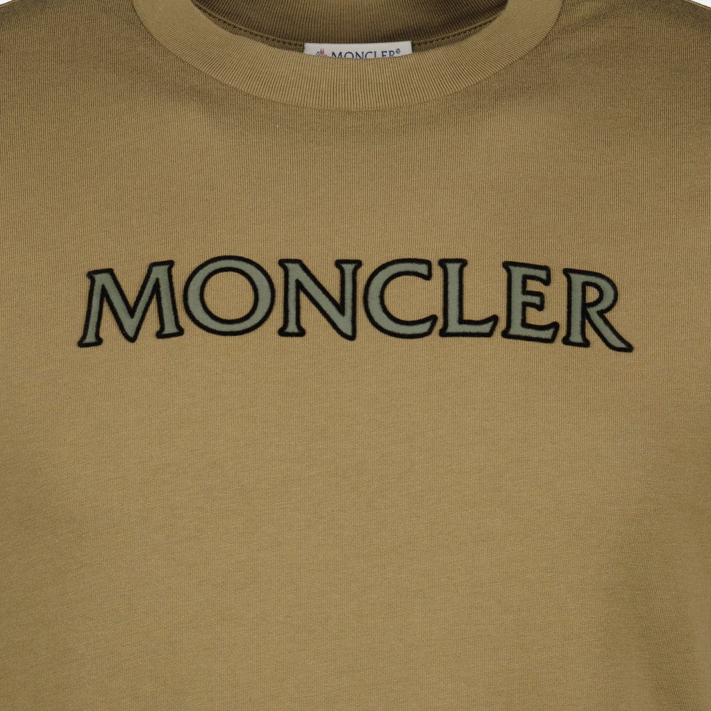 Bild des Kaki-Logo-Druck-T-Shirts von Moncler für Herren - Saison Frühling-Sommer 2026 - Detailansicht 2