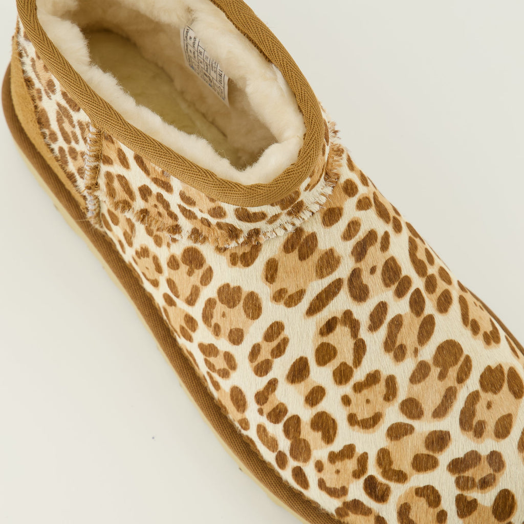 Image des Bottines Classic Ultra Mini II Léopard par Ugg pour femmes - Saison Printemps-Été 2026 - Vue détaillée du dessus