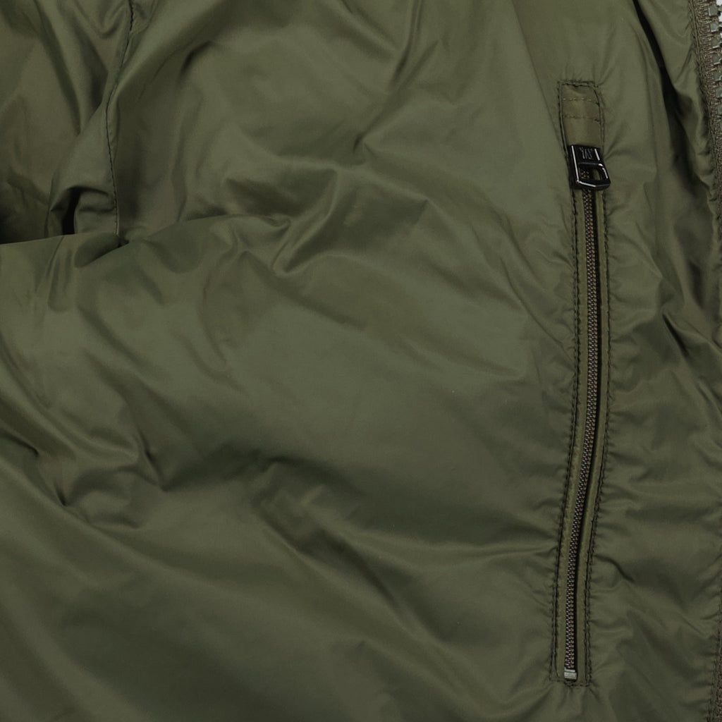 Image de la doudoune Maya kaki de Moncler pour homme - Saison Automne-Hiver 2025 - Vue du détail du produit 3