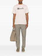 연한 핑크 로고 자수 티셔츠