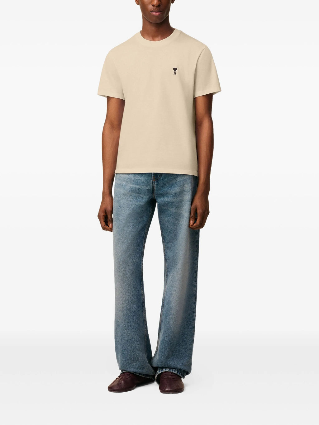 Immagine della T-shirt Ami de coeur Beige di Ami PARIS per uomini - Stagione Autunno-Inverno 2025 - Vista del modello 1